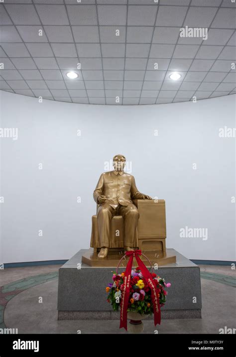 Kim il Sung statue in central history museum, Pyongan Province ...