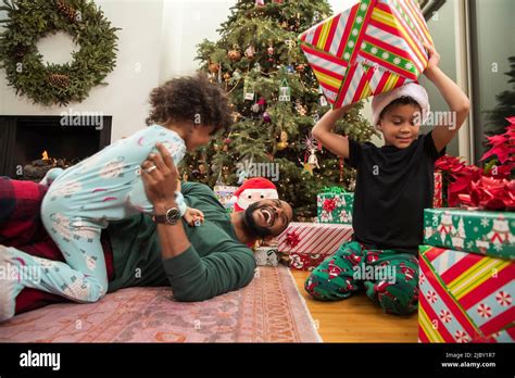 Family opening gifts on christmas hi-res stock photography and images ...