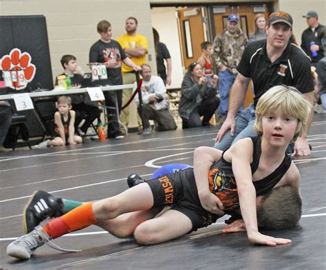 Young wrestlers in action - Edmunds County Tribune