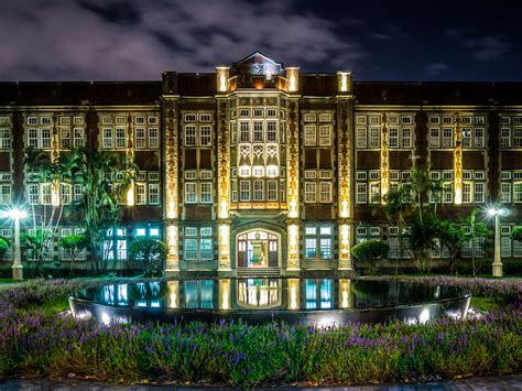 NTNU | National Taiwan Normal University at night. | Albert Dros | Flickr