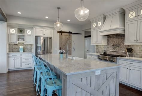 Idée relooking cuisine - Modern Country Farmhouse Kitchen in Gray, White and Turquoise ...