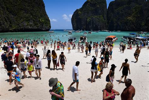 The Beach / On vacation in thailand, richard sets out for an island ...