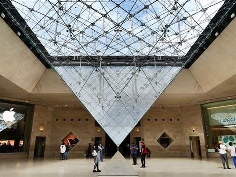 Louvre Pyramid: Who Designed the Glass Louvre Pyramid? Architect ...