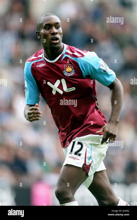 CARLTON COLE WEST HAM UNITED FC ST JAMES PARK NEWCASTLE ENGLAND 23 September 2007 Stock Photo ...