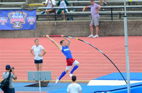 Devin King sets Louisiana High School Indoor Pole Vaulting Record