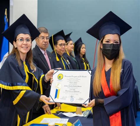 GRADUADOS CON HONORES CENTESIMA GRADUACIÓN - Universidad Evangélica de El Salvador