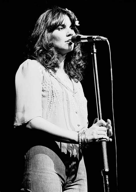 Stunning Photos of Linda Ronstadt on Stage in the 1970s