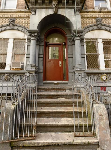 What is a Stoop? Uncover the Charm & Purpose of Your Home's Entryway