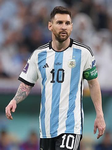 File:Lionel-Messi-Argentina-2022-FIFA-World-Cup (cropped).jpg ...