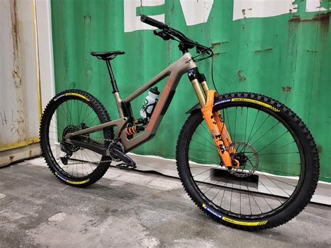 Santa Cruz Megatower V2 - 0Yorick's Bike Check - Vital MTB