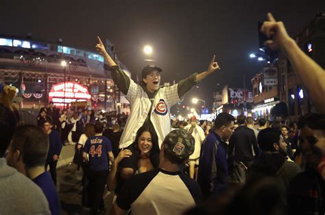 16 incredible photos of Cubs fans losing their minds in Chicago after winning World Series | For ...