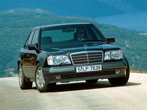 Mercedes: W124 E500 (kép)