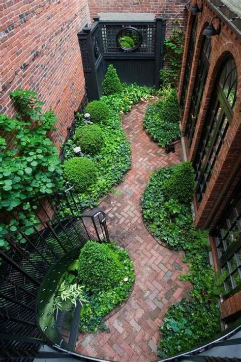 Allées de jardin originales en 48 idées inspirantes | Small courtyard ...