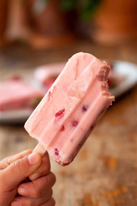 Paletas heladas de yogurt con fresa que además de ser deliciosas tienen solamente ingredientes ...