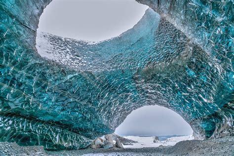 Icelandic ice cave - Jökulsárlón Glacier [OC] [7946 x5298] : nclmtchll