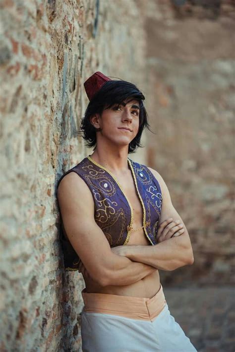 Best Aladdin cosplay I've seen! | Garotos sensuais, Ideias de cosplay ...