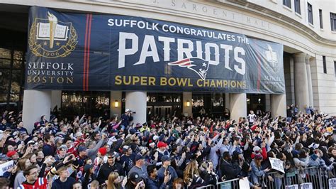 Watch Huge Brawl Break Out Between Patriots Fans At Super Bowl Parade ...