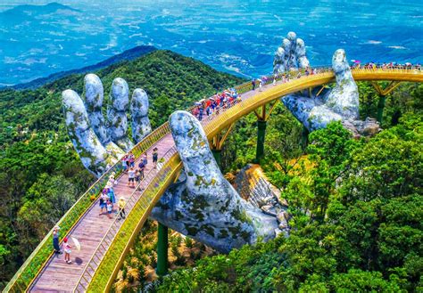 The new incredible Golden Bridge in Vietnam | Collater.al