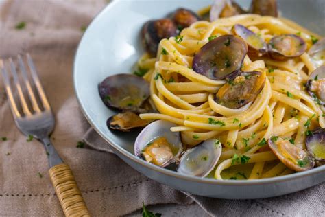 Linguine with clams and bottarga - Italian recipes by GialloZafferano