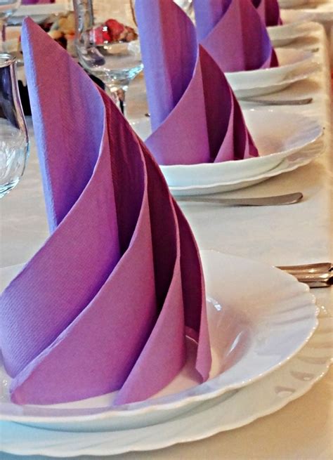 elegant napkin fold | Servietten falten weihnachten, Papierservietten falten, Servietten falten