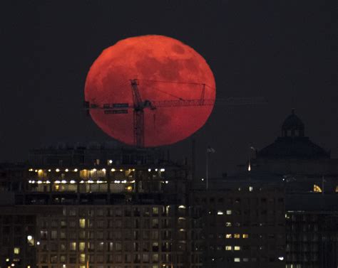 Super Blood Moon Is Coming: Total Solar Eclipse and Supermoon Converging Explained - Newsweek