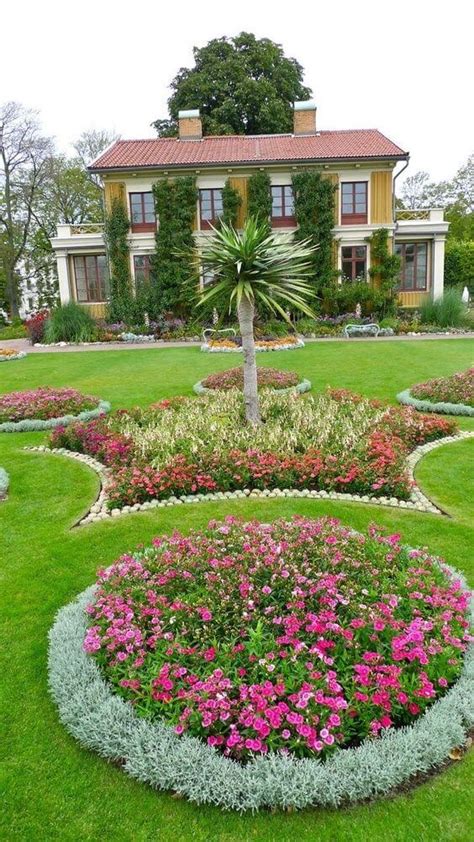 30 Great Inspirations Using Flowers To Spice Up Your Landscaping