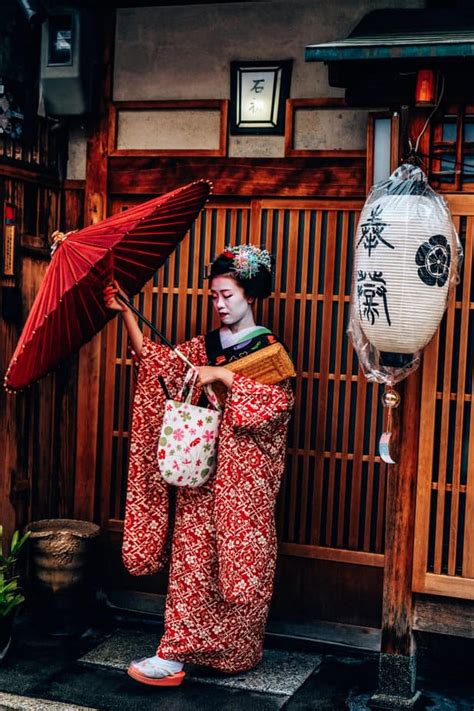 How to Spot a Real-Life Geisha in Kyoto • Happily Ever Travels