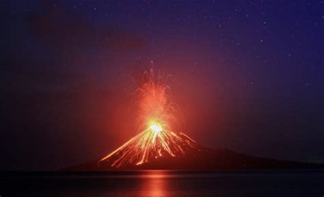 Krakatoa volcano erupts spewing plumes of ash nine miles into the air ...