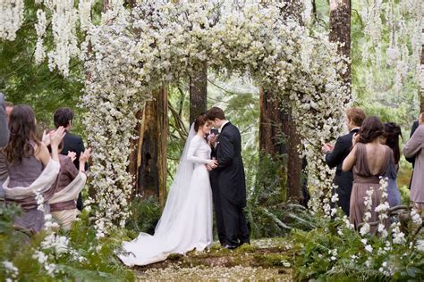 Cakes by MizVuitton: The Ultimate Wedding Blog: How to create a "Twilight" theme