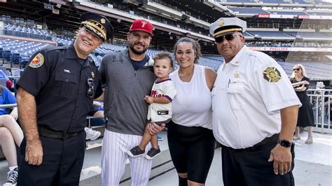 Kyle Schwarber Hosts Neighborhood Heroes During Phillies Batting Practice | MLB.com