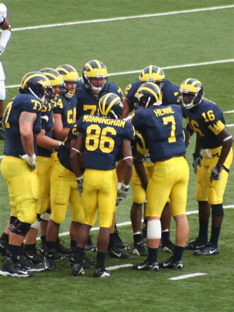 File:20060909 Michigan Wolverines Huddle with Long, Manningham, Henne ...