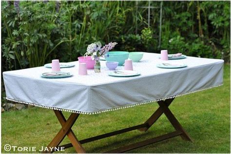 Tutorial: Fitted outdoor tablecloth (Sewing | CraftGossip) | Outdoor tablecloth, Table cloth ...