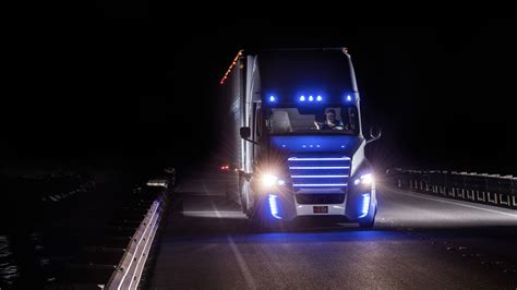 Daimler’s Futuristic Self-Driving Truck Hits U.S. Roads: Video