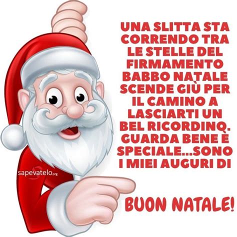 Una slitta sta correndo tra le stelle del firmamento Babbo Natale ...