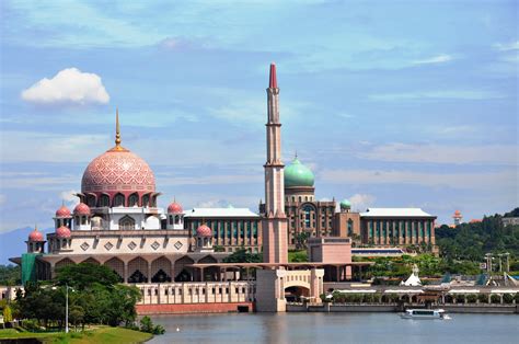 The Olive Journey: Pinkish Putra Mosque - Putrajaya, Malaysia