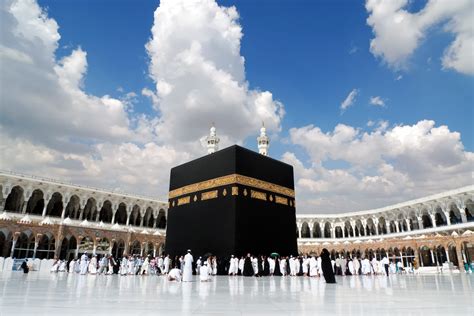 Reaching beyond the Kaaba during Hajj - IslamiCity