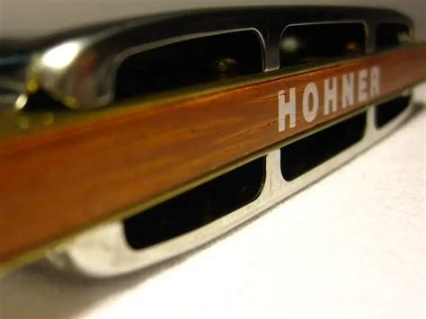 Best Blues Harmonica: 8 Harps for Beginners and Experienced Performers