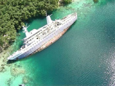 Photos of an abandoned cruise ship – 1X57