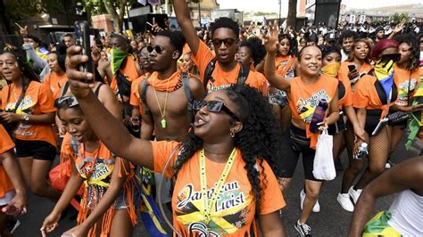 Notting Hill Carnival 2023: Behind the scenes with the top costume makers - BBC News