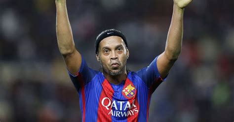 Ronaldinho to play for Barcelona Legends against Manchester United ...