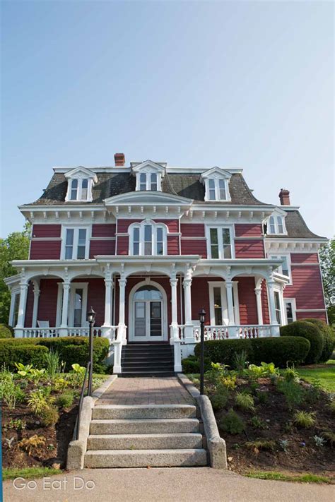 Exterior of the Blomidon Inn, a heritage building in Wolfville, Nova Scotia. | Go Eat Do