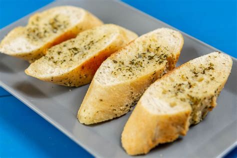 Fresh baked Bread Bruschetta on the square plate (Flip 2019) - Creative Commons Bilder