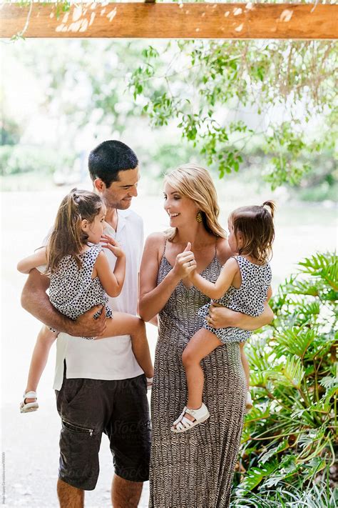 «Young Couple Walking Holding Their Beautiful Children At Park» del ...