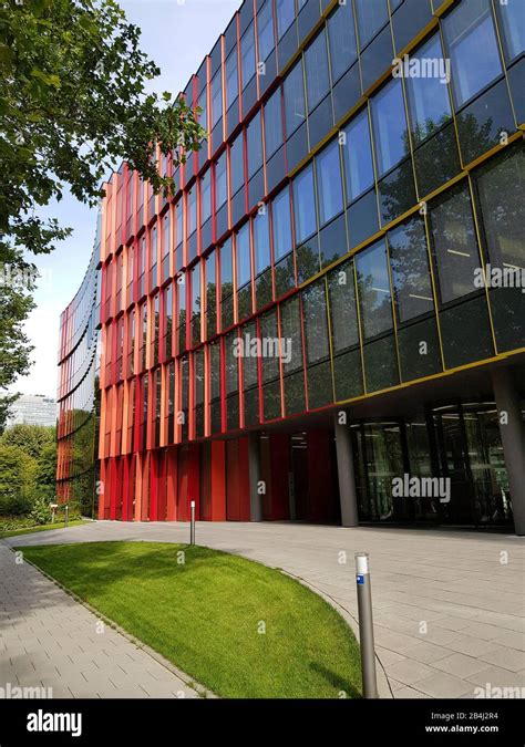 Munich Re (Munich Reinsurance Company) Exterior facade with red elements, architecture Stock ...