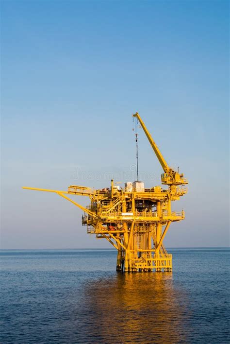 Oil platform stock image. Image of oilfield, environment - 39745769