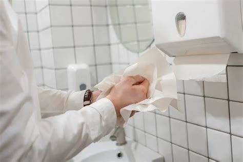 Paper towels better at removing viruses than jet dryers