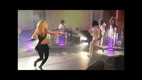 Shakira - Hips Don't Lie (live Walmart) - YouTube