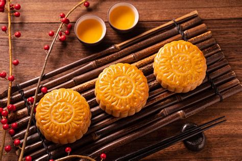 The History and Symbolism Behind Mid-Autumn Festival Food – Ateneo Celadon