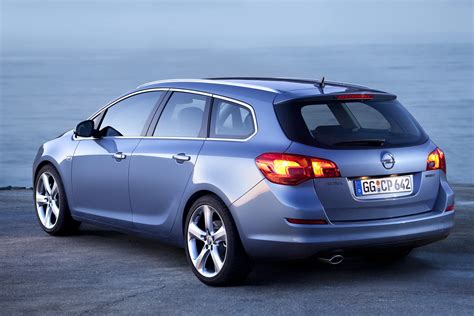 Opel Releases Astra Sport Tourer!!