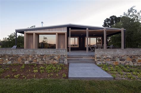 The Plinth House / Luke Stanley Architects | ArchDaily